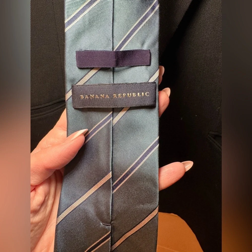 Banana Republic Blue and Cream Diagonal Striped Tie 100% Sill